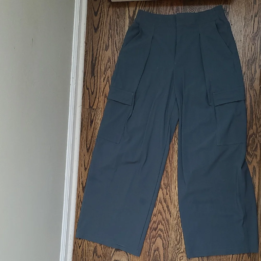 Athleta Pinnacle High Rise Cargo Pants in Eden Size 6 - Picture 1 of 8